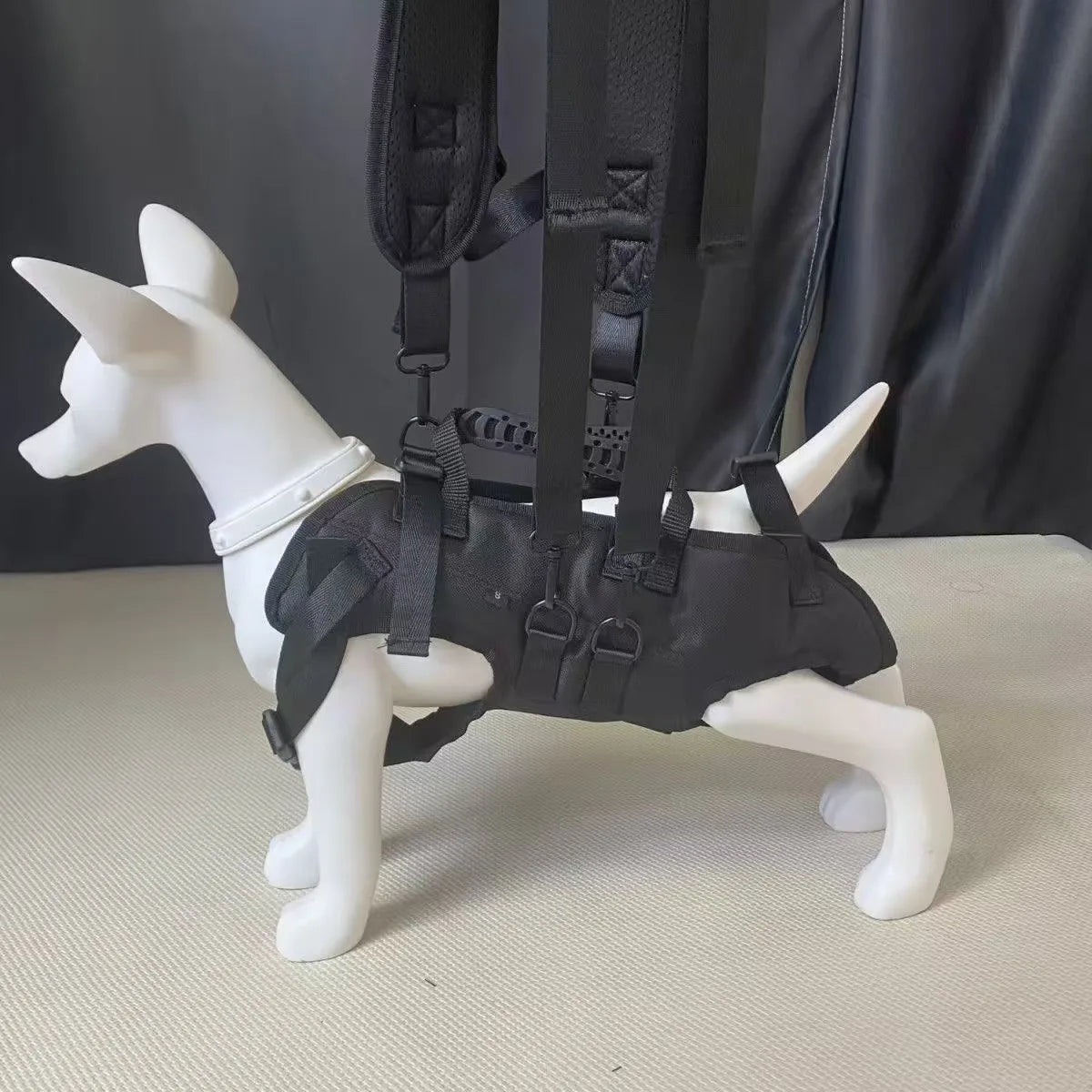 Sac a dos pour chien 10kg sur un mannequin petit chien 