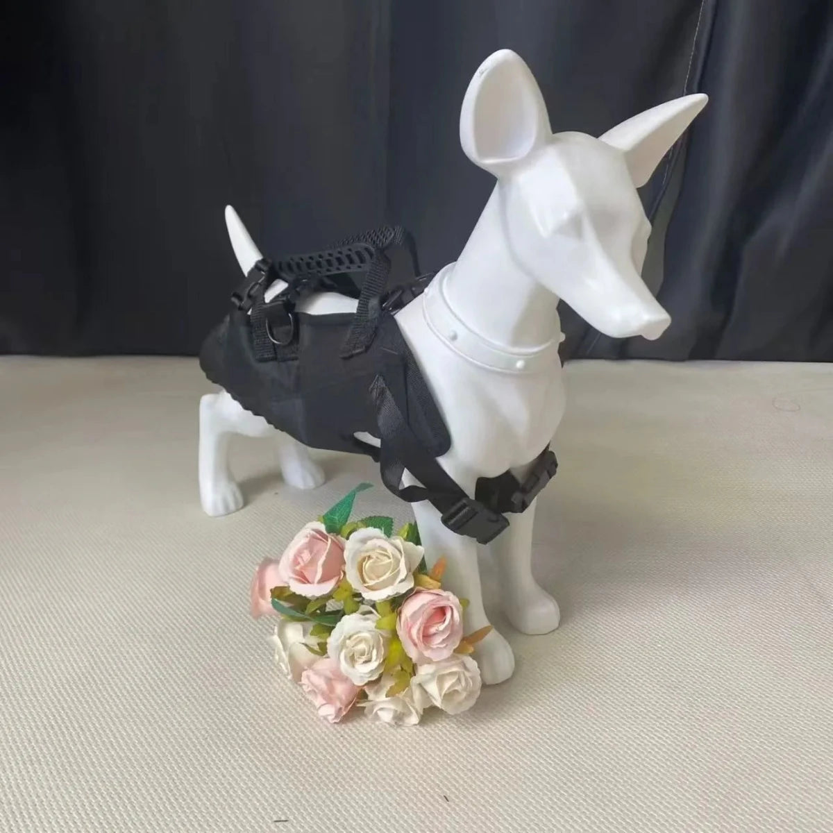 Sac a dos pour chien 10kg sur un mannequin chien blanc 