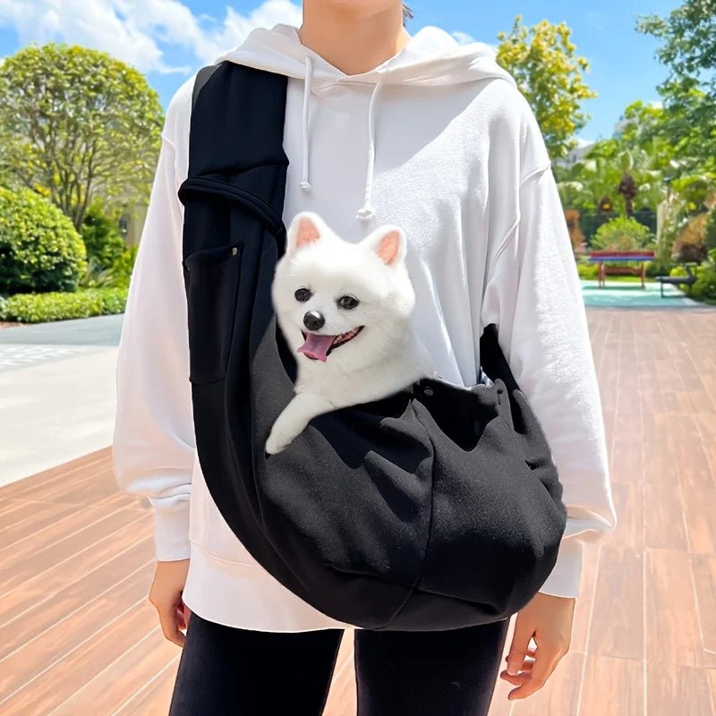 Sac banane pour chien avec un petit chien blanc dans le banane noir