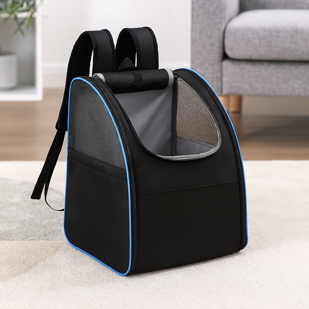 sac à dos pour chien de couleur noir avec des ligne bleu. Le sac est posé dans un salon de couleur claire avec en fond un canapé de couleur gris. Le sac est posé sur un tapis de couleur blanc avec une étagère en fond. Image produit Boutiquechien Image