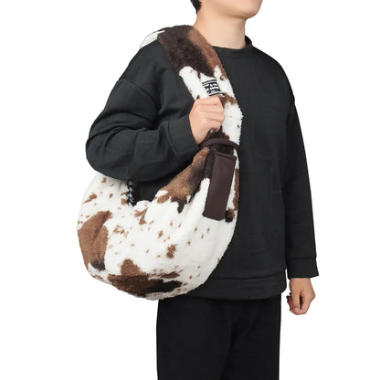 sac de transport de couleur blanc et brun avec motif tacheté. La personne porte le sac pour chien. Image produit Boutiquechien