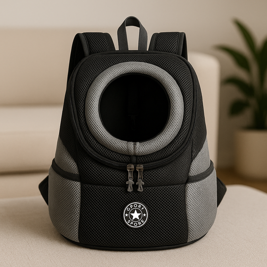 Sac à dos pour chien de couleurs noir et gris posé sur un pouf de couleur gris avec en fond un canapé blanc et une plante verte. Image produit Boutiquechien