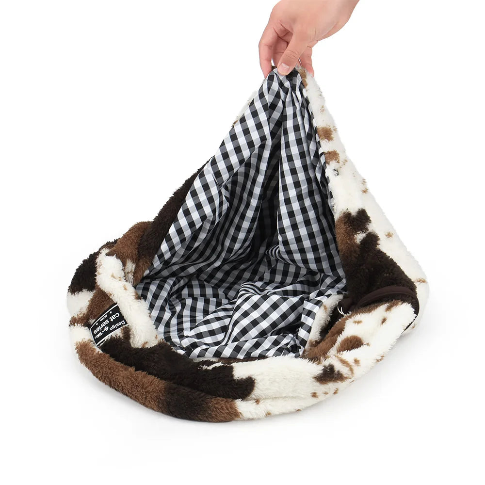 sac en bandoulière de couleur blanc et brun avec un fond en quadrillage blanc et noir. Image produit Boutiquechien