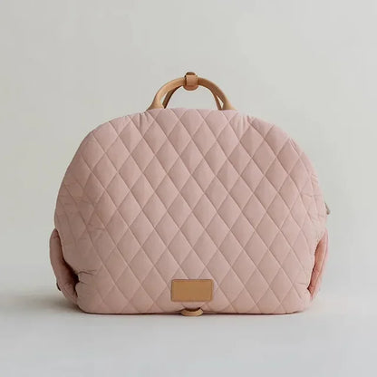 sac pour chien de couleur rose et beige posé dans un fond claire. Image produit Boutiquechien