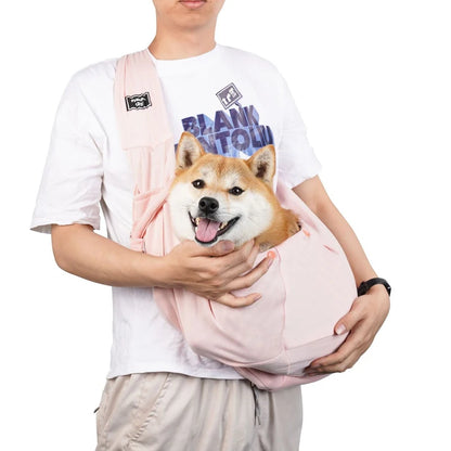 Sac pour chien blanc porté par un homme habille en blanc avec un short claire. Le sac pour chien est de couleur noir avec une attache dans le sac. Image produit Boutiquechien