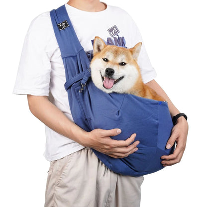 Sac pour chien bleu porté par un homme habille en blanc avec un short claire. Le sac pour chien est de couleur noir avec une attache dans le sac. Image produit Boutiquechien