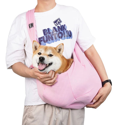 Sac pour chien rose claire porté par un homme habille en blanc avec un short claire. Le sac pour chien est de couleur noir avec une attache dans le sac. Image produit Boutiquechien
