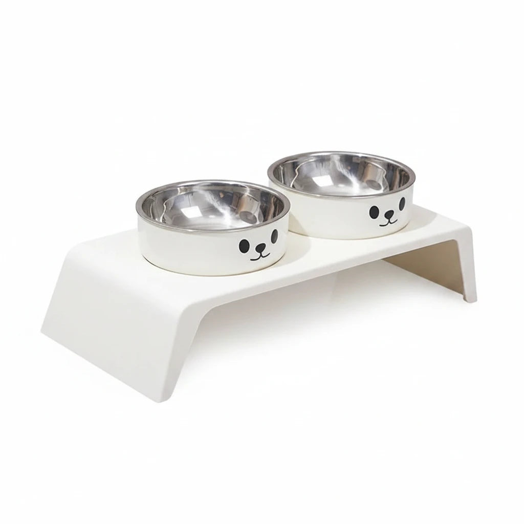 Support gamelle chien dans cuisine blanche avec un support blanc 