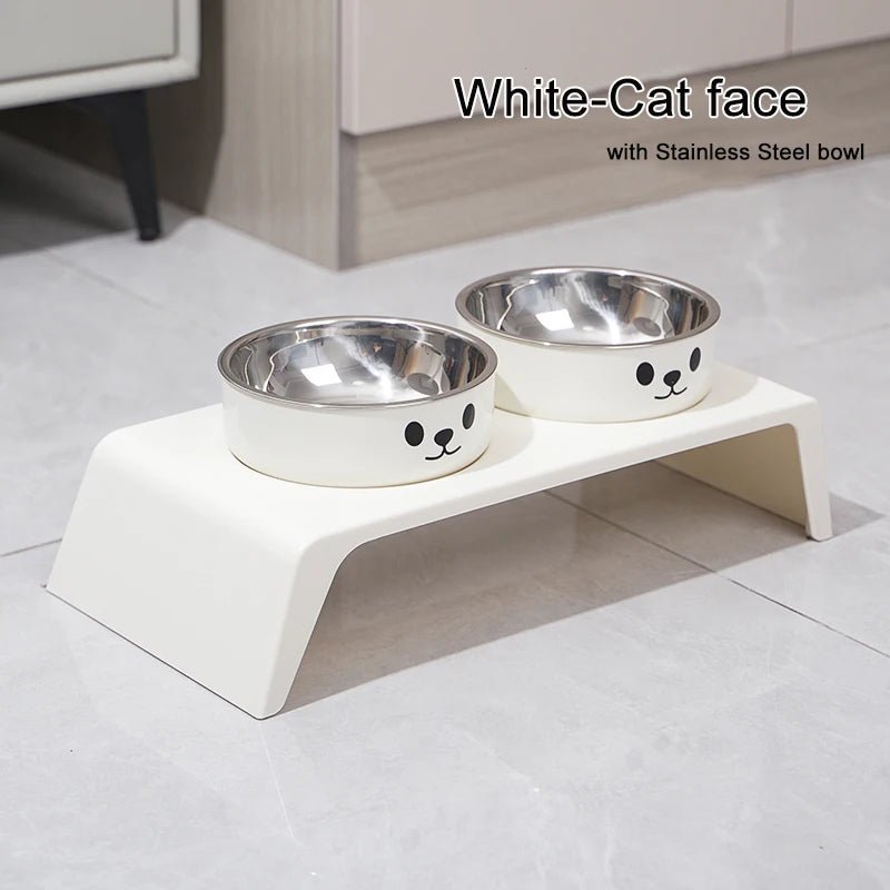 Support gamelle chien dans cuisine blanche avec un support blanc 