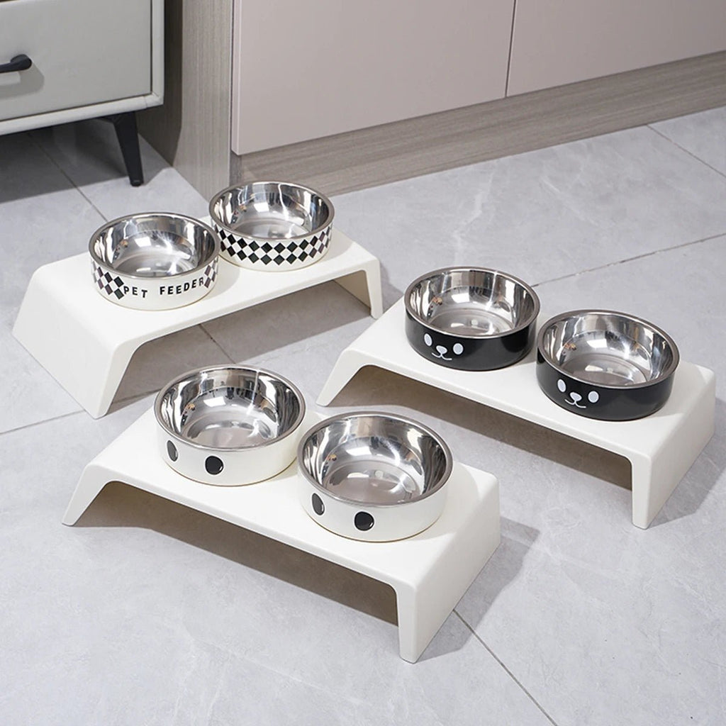 Support gamelle chien dans une cuisine blanche 
