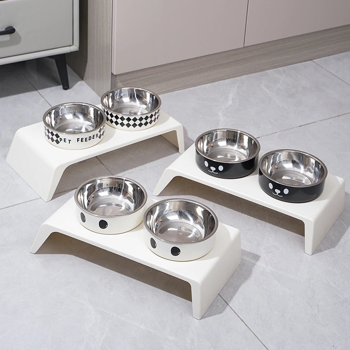 Support gamelle chien dans une cuisine blanche 