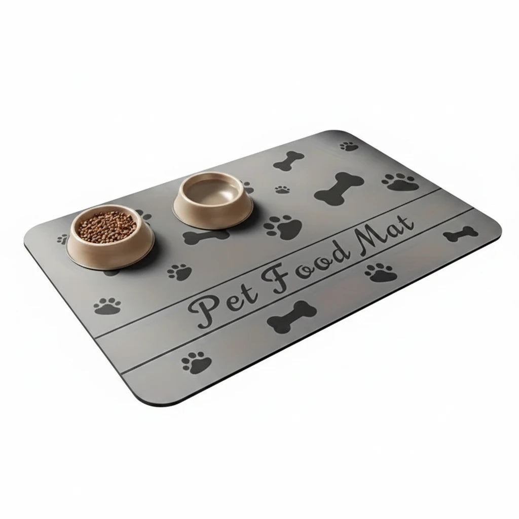 tapis gamelle pour chien de couleur gris avec des formes de pattes et d'os de couleur noir. Sur l'image il y a deux gamelle et un meuble blanc. Image produit Boutiquechien 