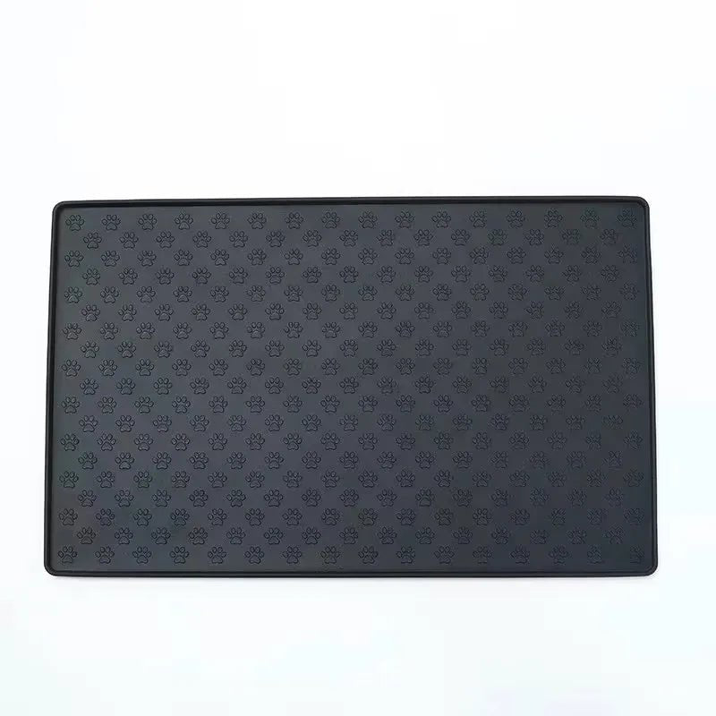 Tapis antidérapant gamelle chien de couleur noir avec des petites pattes