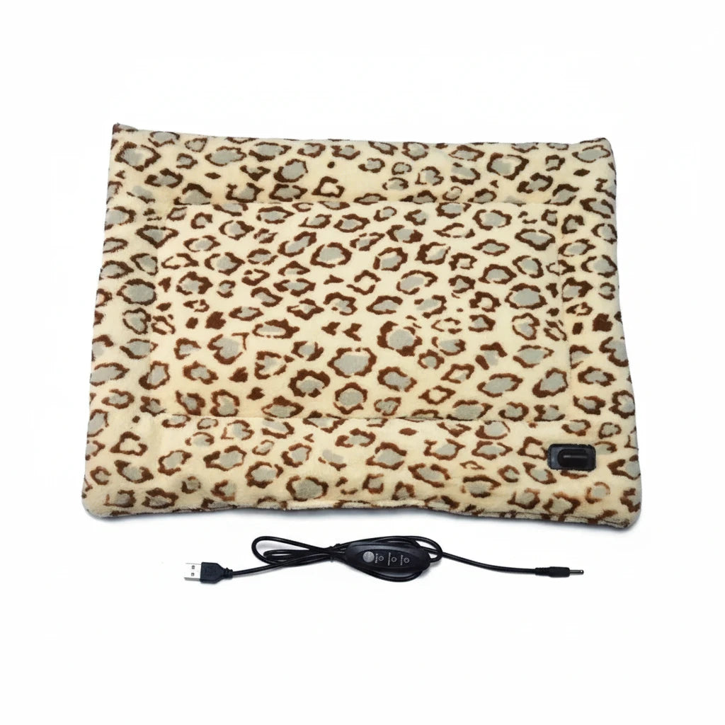 petit tapis d'hiver pour chien chauffant électriquement. Le tapis chien est de couleur léopard avec un chargeur intégré. Image produit Boutiquechien 