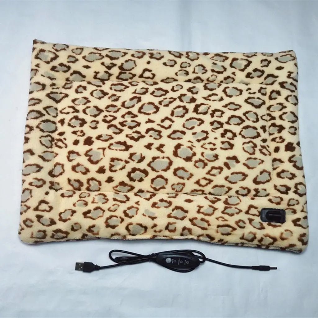 petit tapis d'hiver pour chien chauffant électriquement. Le tapis chien est de couleur léopard avec un chargeur intégré. Image produit Boutiquechien 