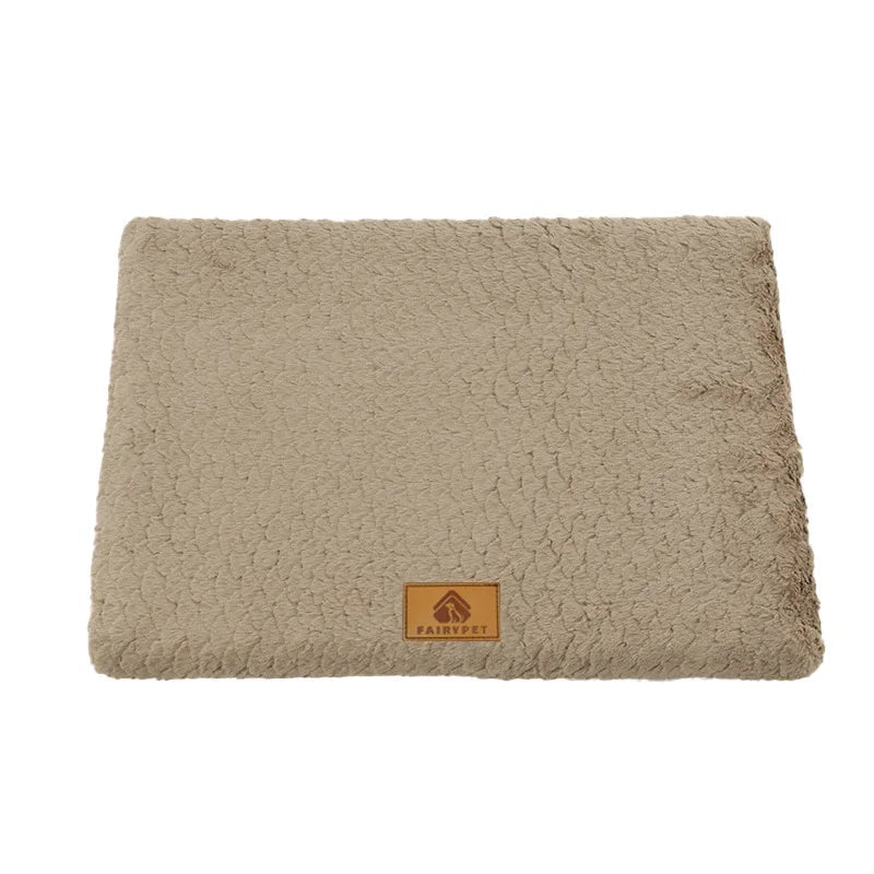 tapis pour petit chien confortable et lavable de couleur brun. Le tapis chien est parfait pour tout les chiens. Image produit Boutiquechien 