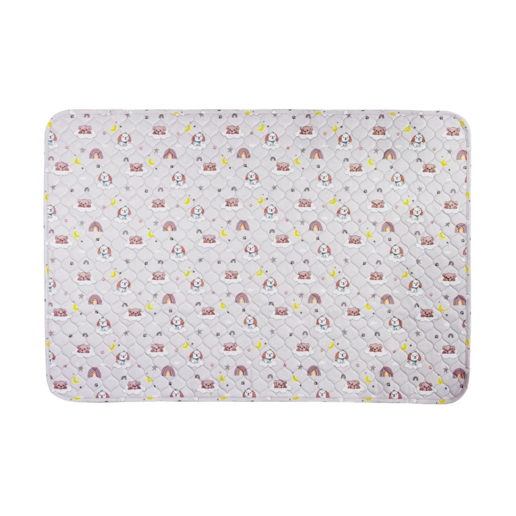 tapis chien gris souffrant d'incontinence. Le tapis bleu est parfait pour les chien qui ont des problèmes de vessis. Image produit Boutiquechien