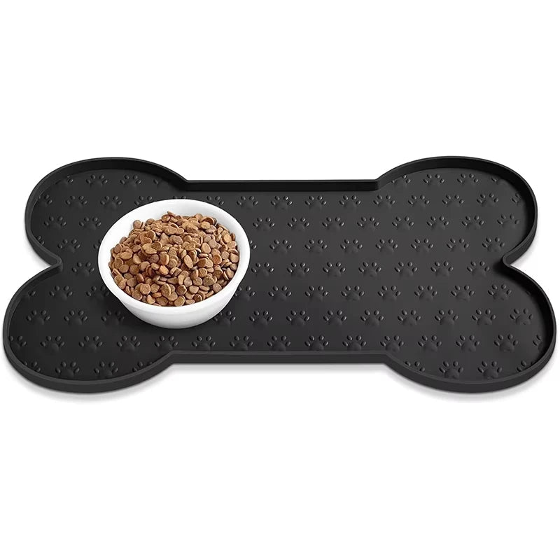 Tapis de gamelle chien humour de couleur noir en forme d'os avec un bol de croquette blanc 