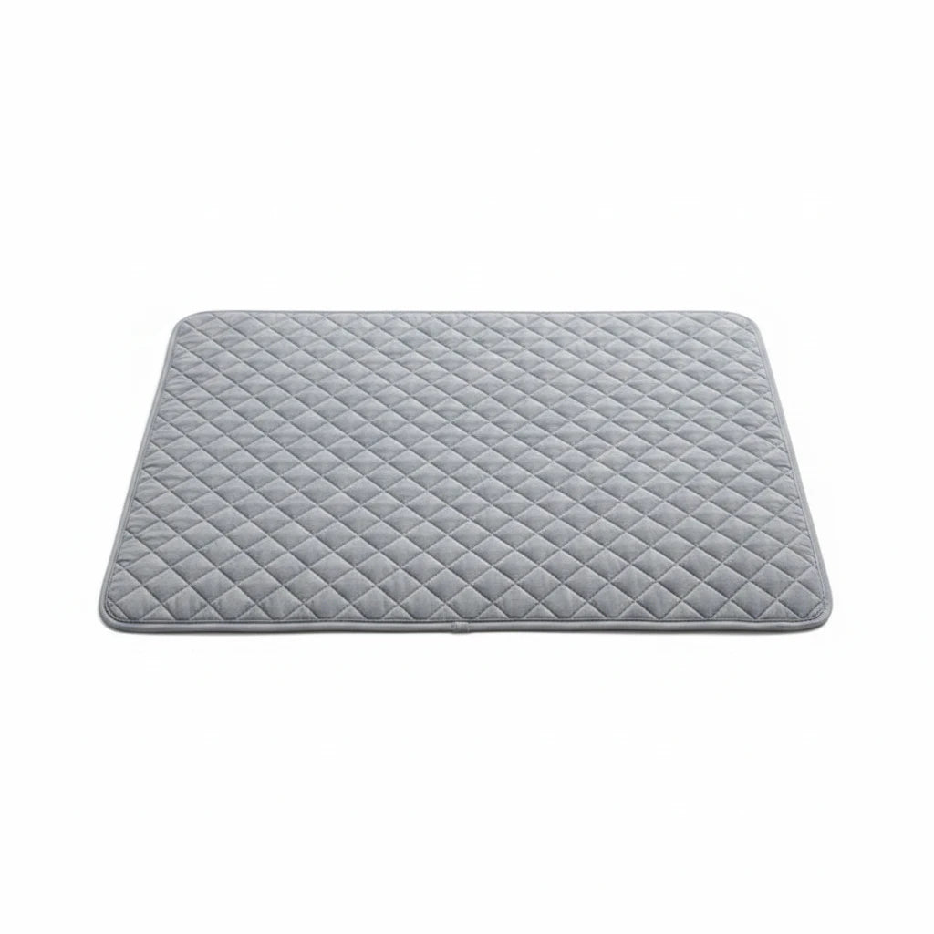 tapis de protection de canapé pour les chiots; Un chiot de couleur noir et blanc est couché sur un canapé de couleur blanc avec en fond un citronnier. Image produit Boutiquechien 