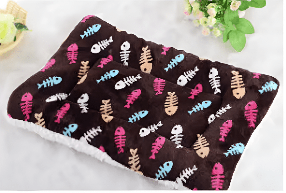 Tapis chien de couleur brun avec des formes de poissons. Image produit Boutiquechien 