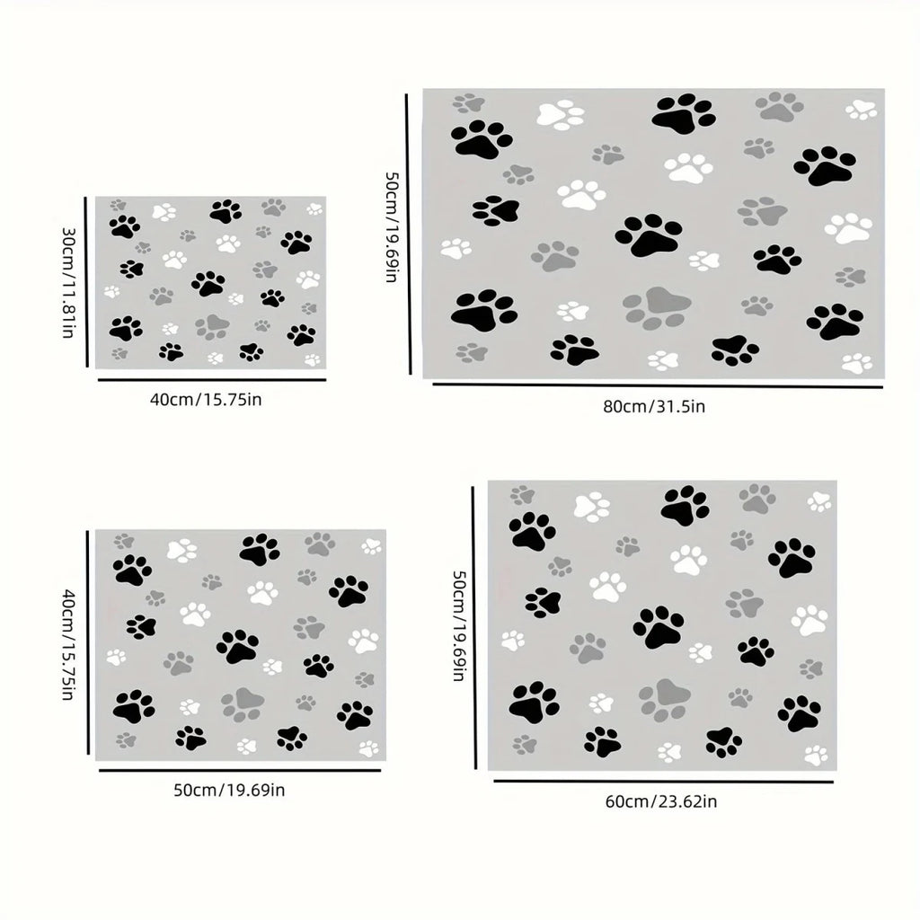 dimension total du tapis gamelle absorbant de couleur gris avec des pattes dessus. Image produit Boutiquechien
