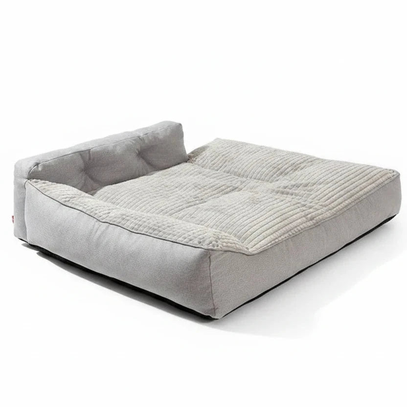 tapis élégant pour chien  de couleur gris. Le tapis chien est posé sur un salon de couleur claire avec un mur et tapis blanc. Le corgi dort paisiblement sur son tapis doux. Image produit Boutiquechien