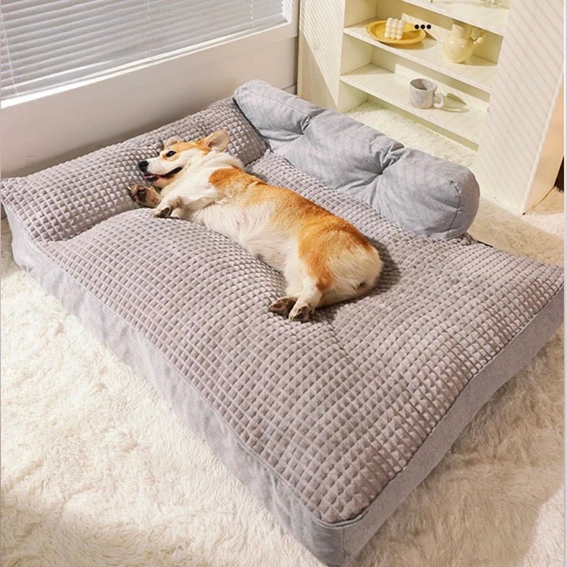 Tapis confortable pour toutou de couleur claire avec en fond du  blanc. Le tapis chien est de couleur gris et moelleux avec son rembourrage durable. Le tapis chien est parfait pour le sommeil de votre chien. Image produit Boutiquechien