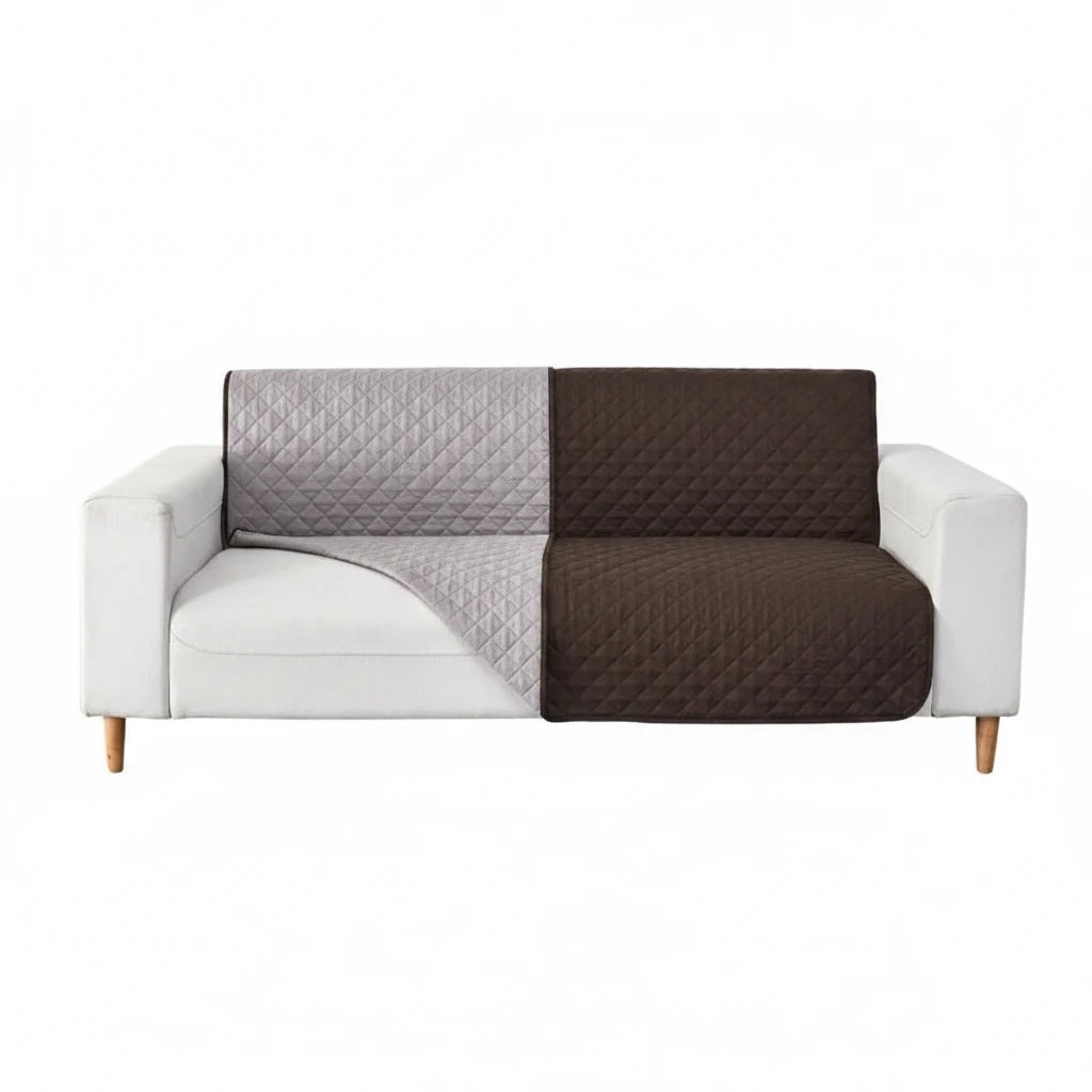 Tapis chien brun canapé lavable protégeant un canapé blanc. le canapé blanc est dans un salon de couleur blanc avec sur le côté une table basse. image produit Boutiquechien