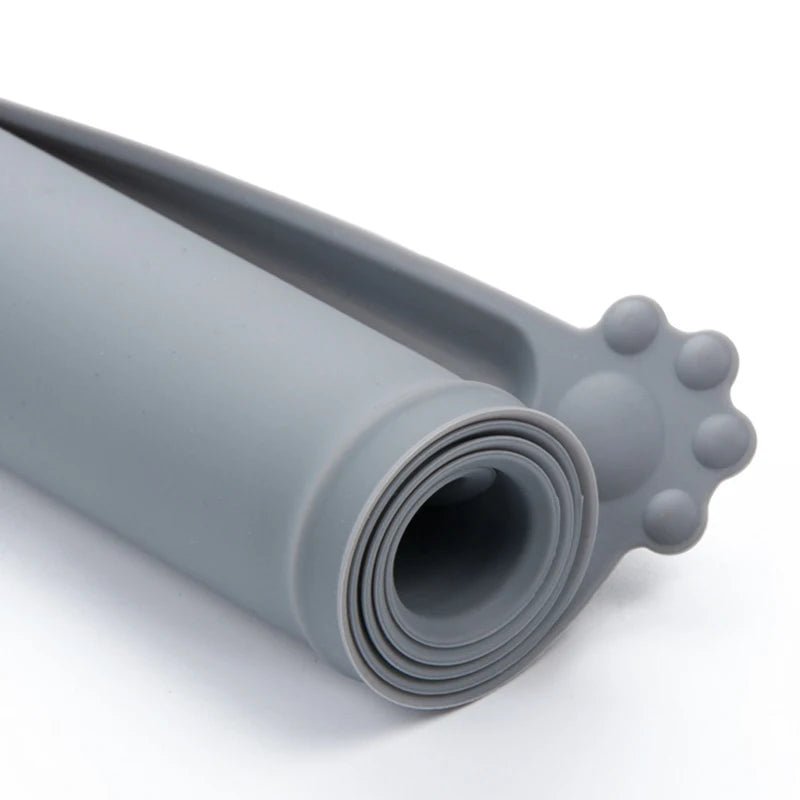 Tapis gamelle de couleur gris en caoutchouc repliable avec une forme de patte. Image produit Boutiquechien
