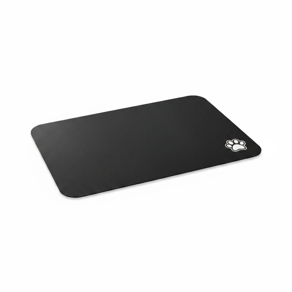 Tapis chien de couleur noir avec une patte de couleur blanche sur le tapis pour gamelle de chien. Le tapis à gamelle pour chien est posé dans un salon avec sur le côté une niche en bois. Image produit Boutiquechien