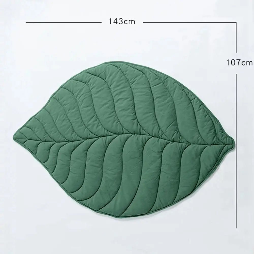 tapis feuille pour chien de couleur vert avec toutes les dimensions. La feuille est de style réaliste. La feuille mesure 143 cm de long sur 107 de large Image produit Boutiquechien