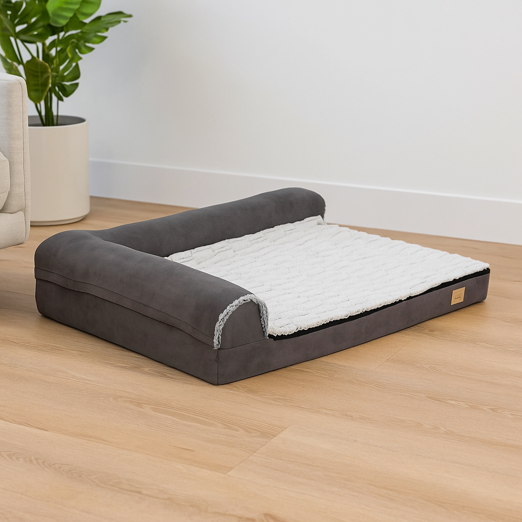 Tapis chien moelleux posé sur un sol de couleur claire avec en fond une plante verte. Le tapis chien est parfait avec sa forme d'oreiller pour convenir à son chien. Image produit Boutiquechien Image