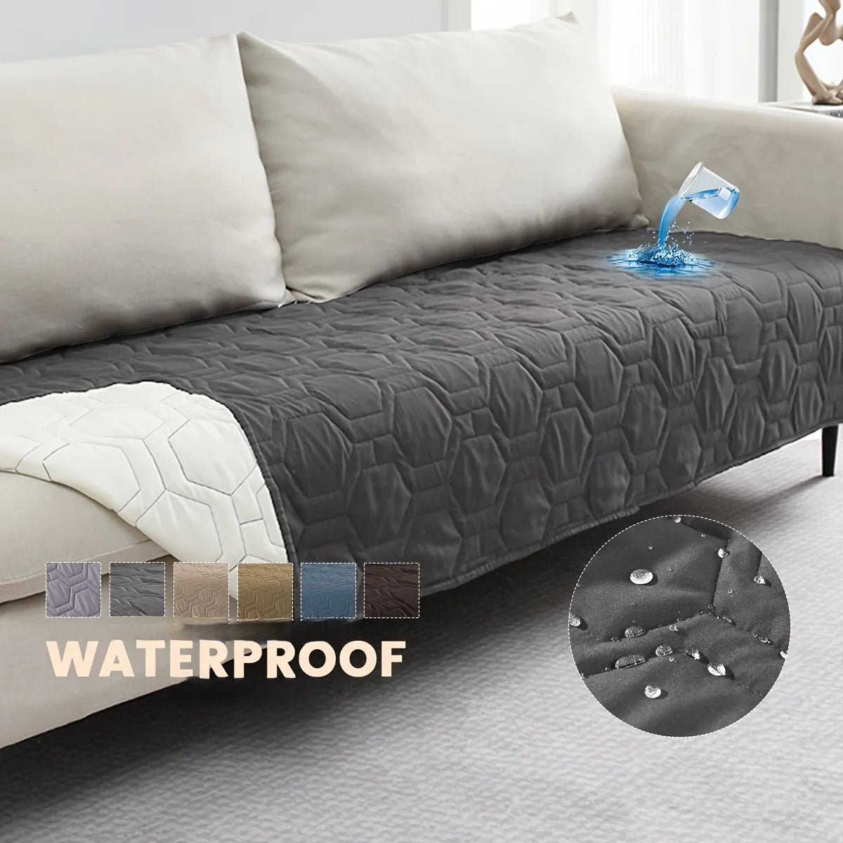 tapis de protection de couleur noir posé sur un canapé de couleur blanc. Le tapis est waterproof parfait pour protéger votre canapé de boutiquechien