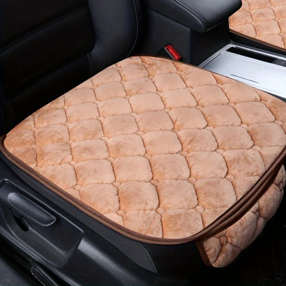 Tapis de protection pour chien pour les voitures. Le tapis de protection est de couleurs beige et possède une pochette de rangement. Le tapis de protection est posé sur des sièges de voitures de couleurs noir. Image produit Boutiquechien