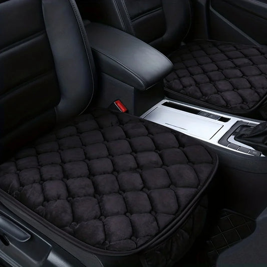 Tapis de protection pour chien pour les voitures. Le tapis de protection est de couleurs noir et possède une pochette de rangement. Le tapis de protection est posé sur des sièges de voitures de couleurs noir. Image produit Boutiquechien
