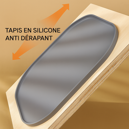 Démonstration de l'antidérapance du tapis de protection gamelle de couleur gris sur une planche en bois. Image produit Boutiquechien