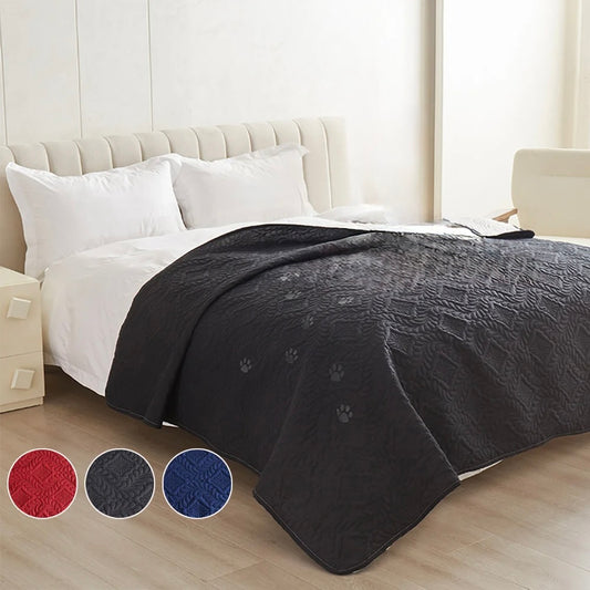 tapis chien de protection de couleur noir résistant et durable poser sur un lit blanc dans une chambre blanche. Image produit Boutiquechien