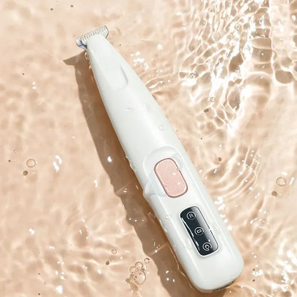 Tondeuse pour coussinet de couleur beige mis en valeur dans de l'eau pour montrer son étanchéité. Image produit Boutiquechien