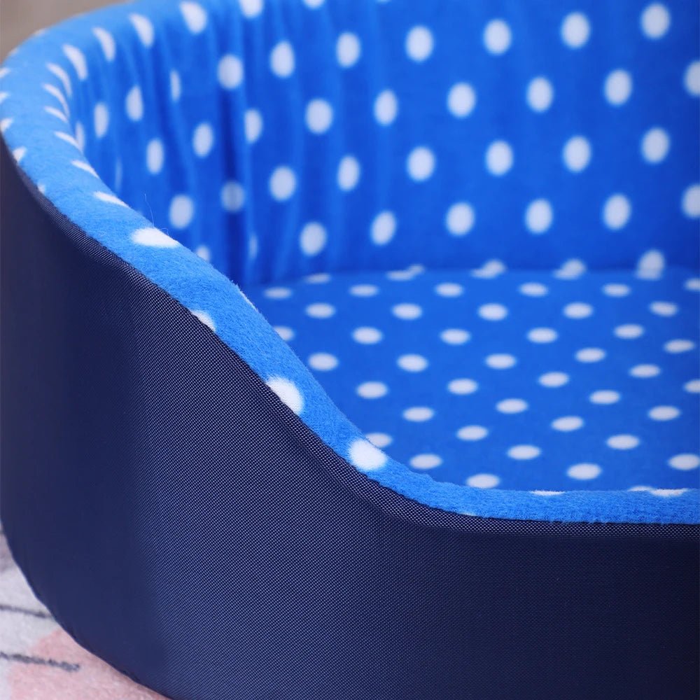 Tout petit panier pour chien de couleur beu et blanc avec des pois blanc