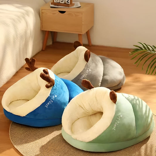 trois panier chien de couleur vert, bleu et vert. Les panier chien sont posé dans une chambre de couleur claire avec en fond un lit blanc. Image produit Boutiquechien 