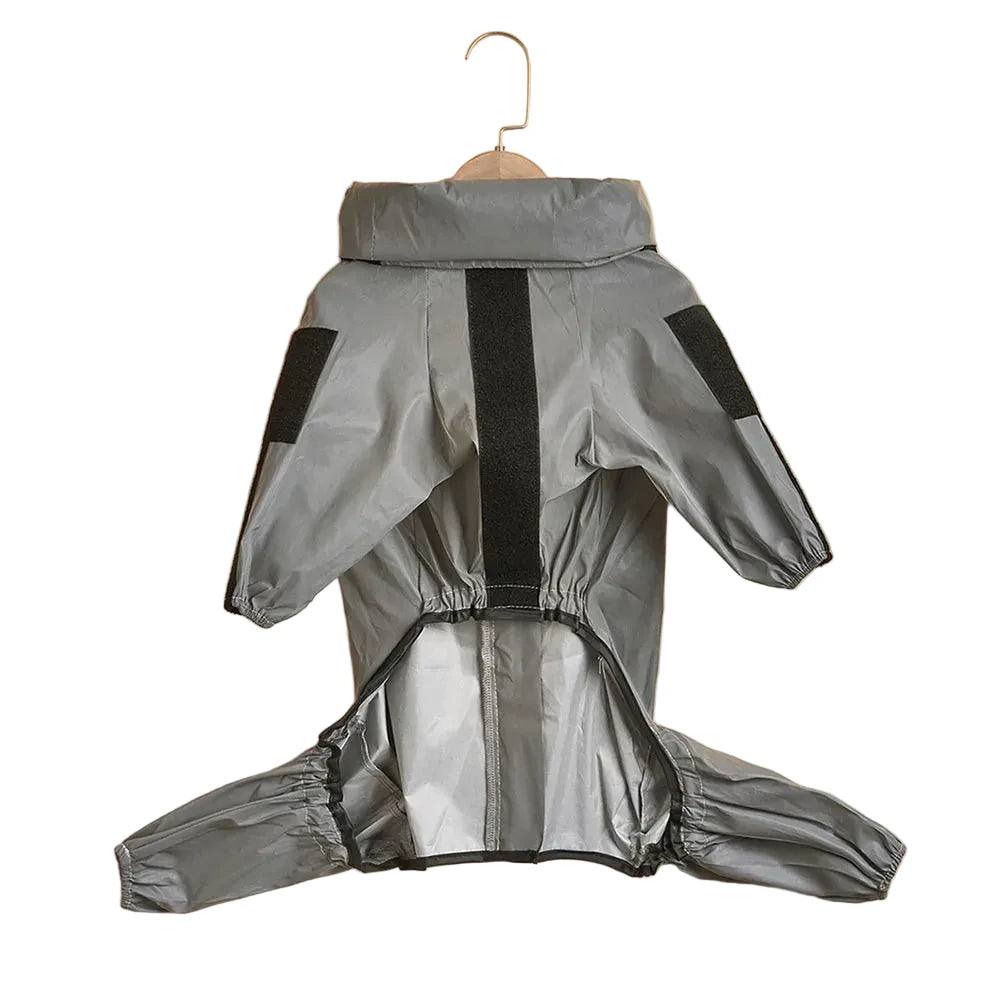 imperméable de couleur gris réfléchissant sur un fond orange de boutiquechien
